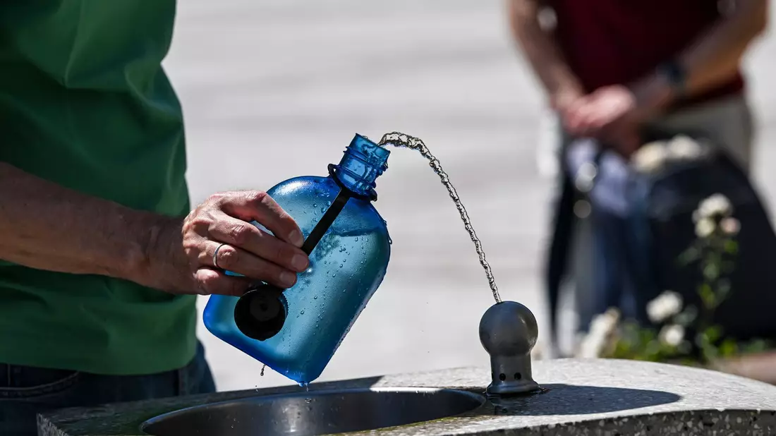 Öffentliche Wasserspender wie hier in Berlin bieten wichtige Erfrischung. - Bild: Jens Kalaene/dpa