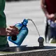 Öffentliche Wasserspender wie hier in Berlin bieten wichtige Erfrischung. - Bild: Jens Kalaene/dpa
