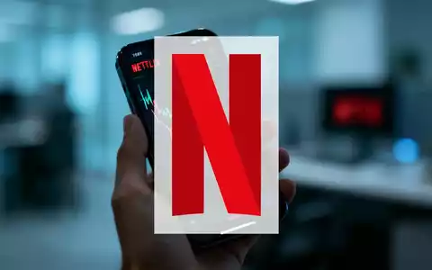 Eine Hand hält ein Smartphone mit einem abfallenden Netflix-Aktienchart, der einen starken Rückgang zeigt, in einem Büroambiente. - Foto: über boerse-global.de
