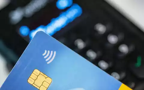 Im vergangenen Jahr haben Verbraucher in Deutschland so häufig bargeldlos mit der Girocard bezahlt wie nie. (Symbolbild) - Foto: Fernando Gutierrez-Juarez/dpa