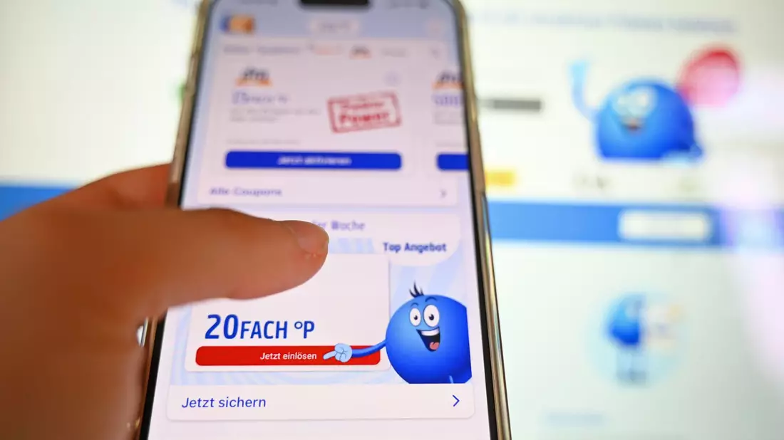 Die Girocard soll in die Payback-App integriert werden. (Archivbild) - Bild: Elisa Schu/dpa