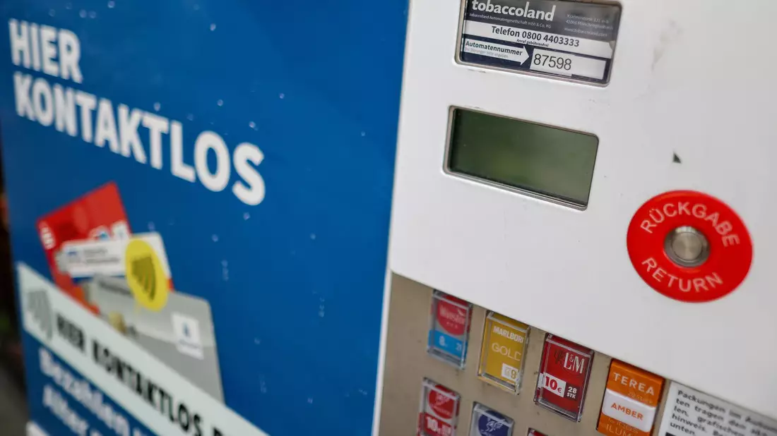 An fast 200.000 Zigarettenautomaten in Deutschland wird nach Angaben von Euro Kartensysteme beim Bezahlen mit der Girocard geprüft, ob der Käufer oder die Käuferin wie erforderlich volljährig ist. (Symbolbild) - Bild: Jan Woitas/dpa