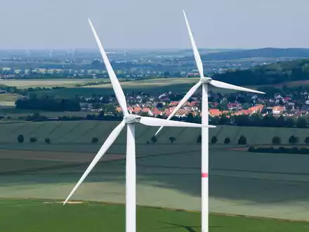Windkraft schafft viele Arbeitsplätze. (Archivbild) - Foto: Julian Stratenschulte/dpa