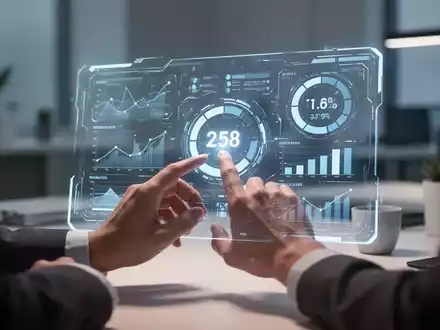 Hände interagieren mit einem leuchtenden digitalen Interface, das Produktivitätsmetriken und einen Fokus-Timer anzeigt. - Foto: über boerse-global.de
