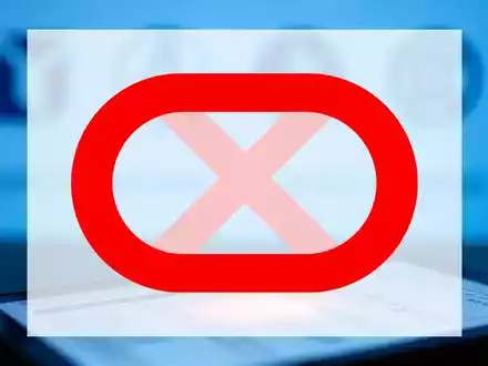 Ein rotes 'X' über verschwommenen Microsoft- und Oracle-Logos, das ein gescheitertes Geschäft symbolisiert, mit Finanzdokumenten im Vordergrund. - Foto: über boerse-global.de