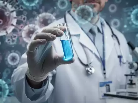 Ein Wissenschaftler im Laborkittel hält eine Glasphiole mit blauer Flüssigkeit, im Hintergrund sind abstrakte biologische Strukturen und Laborgeräte zu sehen. - Foto: über boerse-global.de