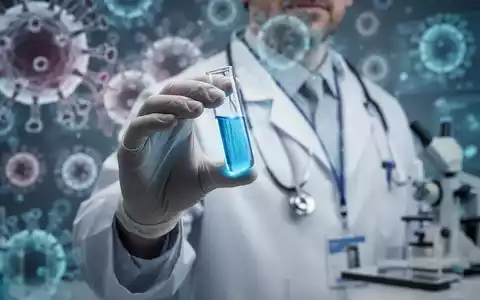 Ein Wissenschaftler im Laborkittel hält eine Glasphiole mit blauer Flüssigkeit, im Hintergrund sind abstrakte biologische Strukturen und Laborgeräte zu sehen. - Foto: über boerse-global.de