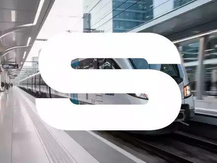 Ein moderner Stadler-Zug fährt in einen futuristischen Berliner Bahnhof ein. Fokus auf Design und Geschwindigkeit des Zuges. - Foto: über boerse-global.de