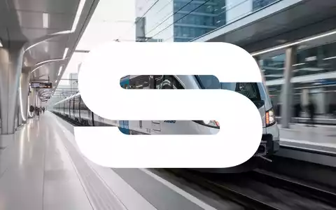 Ein moderner Stadler-Zug fährt in einen futuristischen Berliner Bahnhof ein. Fokus auf Design und Geschwindigkeit des Zuges. - Foto: über boerse-global.de