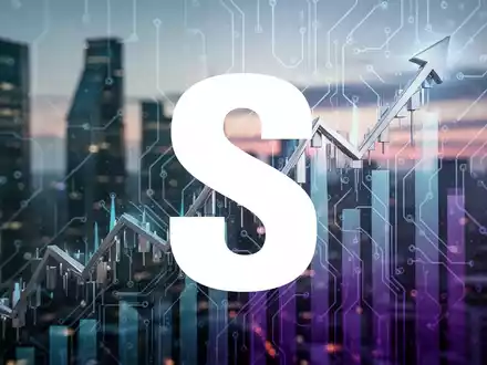 Abstrakte Darstellung eines steigenden Aktienkurses mit futuristischem Schaltungsdesign und einer verschwommenen modernen Stadt im Hintergrund. - Foto: über boerse-global.de