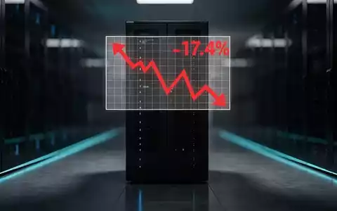 Ein Server-Rack in einem dunklen Rechenzentrum mit einem digitalen Diagramm, das einen starken Aktienrückgang zeigt. - Foto: über boerse-global.de