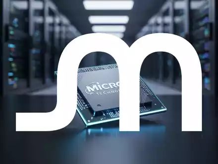 Nahaufnahme eines Mikrochip von Micron Technology, umgeben von einem unscharfen Rechenzentrum, das Hochtechnologie und Finanzmärkte darstellt. - Foto: über boerse-global.de