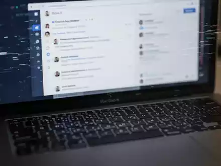Close-up of a MacBook keyboard with a blurred screen showing an email client with a subtle glitch effect. - Foto: über boerse-global.de