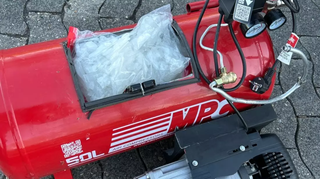 HZA-BI: 15 Kilo Crystal Meth in Kompressor geschmuggelt / Bielefelder Zoll zieht Drogen auf A44 bei Anröchte aus dem Verkehr - Bild: presseportal.de