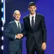 NBA-Commissionar Adam Silver (l) gratuliert Hannes Steinbach. - Bild: Yuki Iwamura/AP/dpa