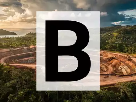 Luftaufnahme einer Kupfermine auf einer tropischen Insel mit schweren Maschinen und üppiger Vegetation unter dramatischem Himmel. - Foto: über boerse-global.de
