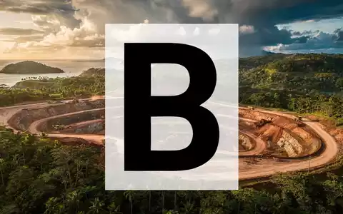 Luftaufnahme einer Kupfermine auf einer tropischen Insel mit schweren Maschinen und üppiger Vegetation unter dramatischem Himmel. - Foto: über boerse-global.de