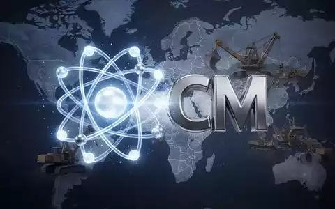 Ein stilisiertes Lithiumatom-Symbol verschmilzt mit den Initialen 'CM' vor einer Europakarte mit Bergbauausrüstung. - Foto: über boerse-global.de