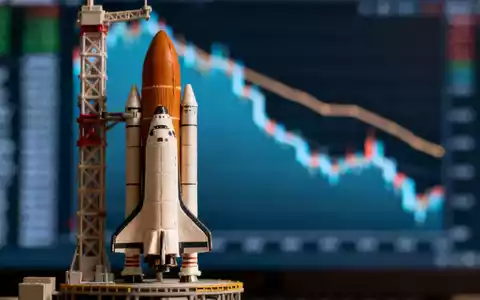 Eine Miniaturrakete startet im Vordergrund, unscharf. Im Hintergrund ein stilisierter Finanzchart mit abnehmendem Trend. - Foto: über boerse-global.de