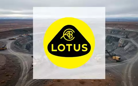 Luftaufnahme einer stillgelegten Uran-Tagebaumine in einer trockenen Landschaft mit stehenden Maschinen unter bewölktem Himmel. - Foto: über boerse-global.de