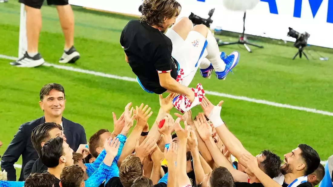 Luka Modric wurde von seinen Teamkollegen für sein 200. Länderspiel gefeiert. - Bild: Chris Young/Canadian Press via ZUMA Press/dpa