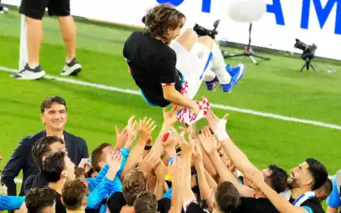 Luka Modric wurde von seinen Teamkollegen für sein 200. Länderspiel gefeiert. - Foto: Chris Young/Canadian Press via ZUMA Press/dpa