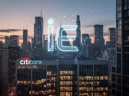 Ein stilisiertes 'IE'-Logo in einer Finanzstadt bei Dämmerung, ein modernes Bürogebäude mit Citibank-Logo im Vordergrund. - Foto: über boerse-global.de