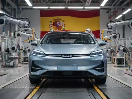 Ein glänzendes Chery Elektrofahrzeug auf einer Montagelinie in einer hochmodernen Fabrik in Barcelona. - Foto: über boerse-global.de