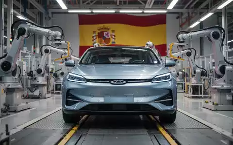 Ein glänzendes Chery Elektrofahrzeug auf einer Montagelinie in einer hochmodernen Fabrik in Barcelona. - Foto: über boerse-global.de
