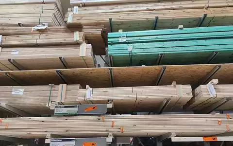 Holz im Baumarkt (Archiv) - Foto: via dts Nachrichtenagentur