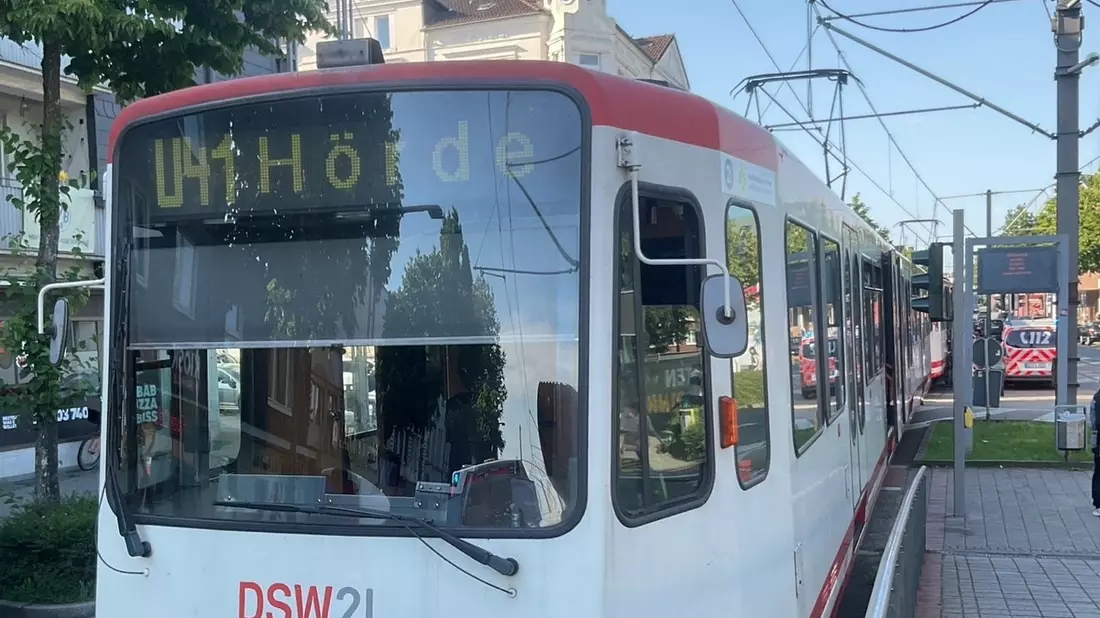 FW-DO: Mann wird in Eving von Stadtbahn erfasst und verletzt sich schwer - Bild: presseportal.de