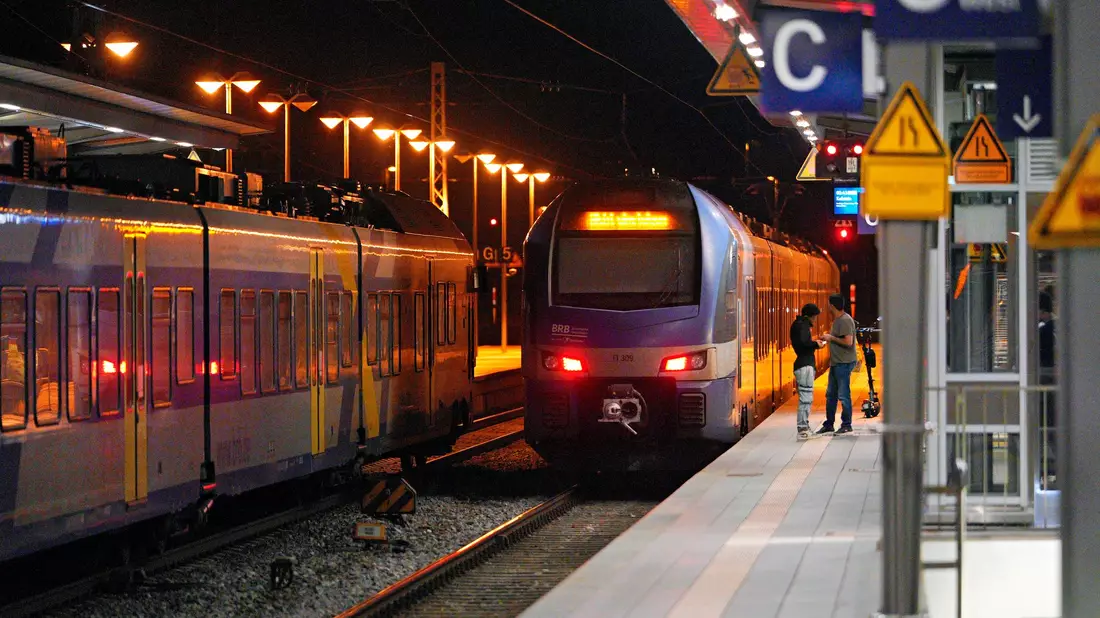 Leere Züge am Bahnhof Rosenheim in Bayern. - Bild: Uwe Lein/dpa