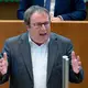 Minister Oliver Krischer übt deutliche Kritik an der Deutschen Bahn: «Das macht mich fassungslos.» (Archivbild).  - Bild: Henning Kaiser/dpa