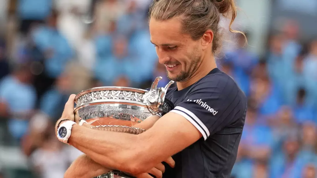 Alexander Zverev gewann in Paris seinen ersten Grand-Slam-Titel - und möchte in Wimbledon gleich nachlegen. (Archivbild) - Bild: Christophe Ena/AP/dpa