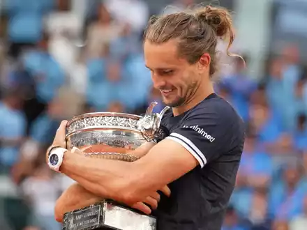 Alexander Zverev gewann in Paris seinen ersten Grand-Slam-Titel - und möchte in Wimbledon gleich nachlegen. (Archivbild) - Foto: Christophe Ena/AP/dpa