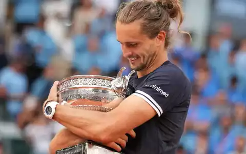 Alexander Zverev gewann in Paris seinen ersten Grand-Slam-Titel - und möchte in Wimbledon gleich nachlegen. (Archivbild) - Foto: Christophe Ena/AP/dpa