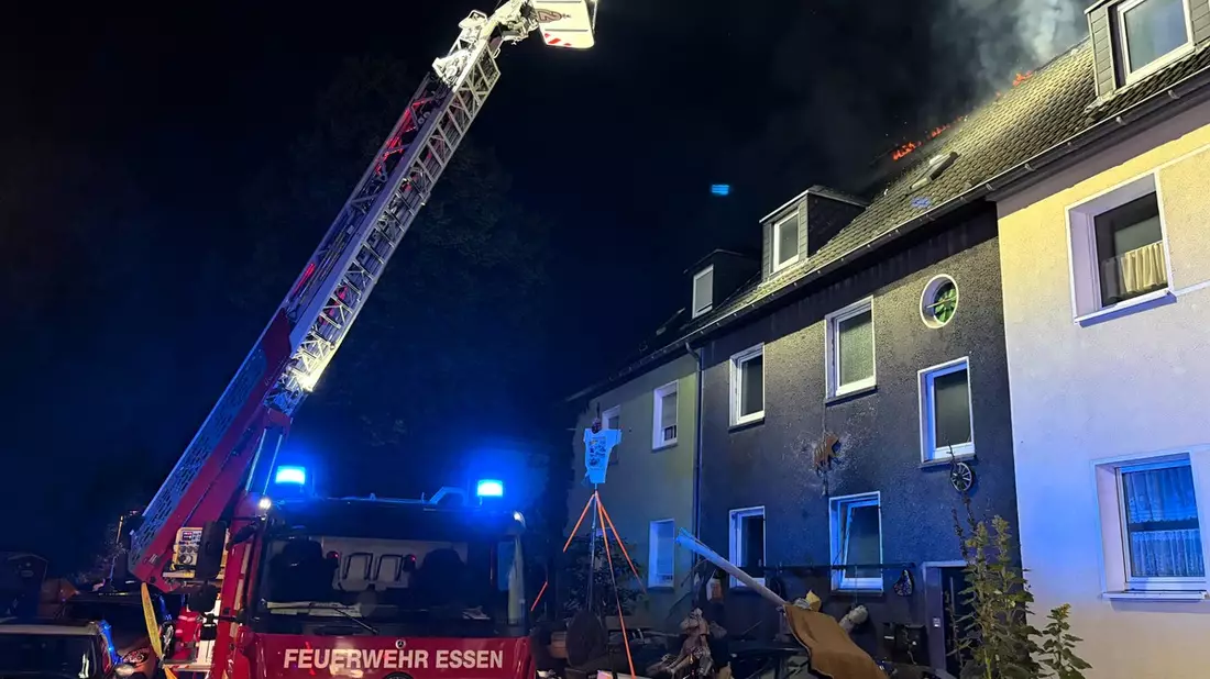 FW-E: Dachstuhlbrand nach Feuer im Hinterhof - Drei Einsatzkräfte verletzt - Bild: presseportal.de
