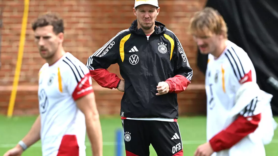 Bundestrainer Nagelsmann schaut im Training bei Woltemade (r.) und Goretzka (l.) ganz genau hin.  - Bild: Federico Gambarini/dpa