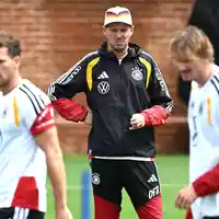 Bundestrainer Nagelsmann schaut im Training bei Woltemade (r.) und Goretzka (l.) ganz genau hin.  - Foto: Federico Gambarini/dpa