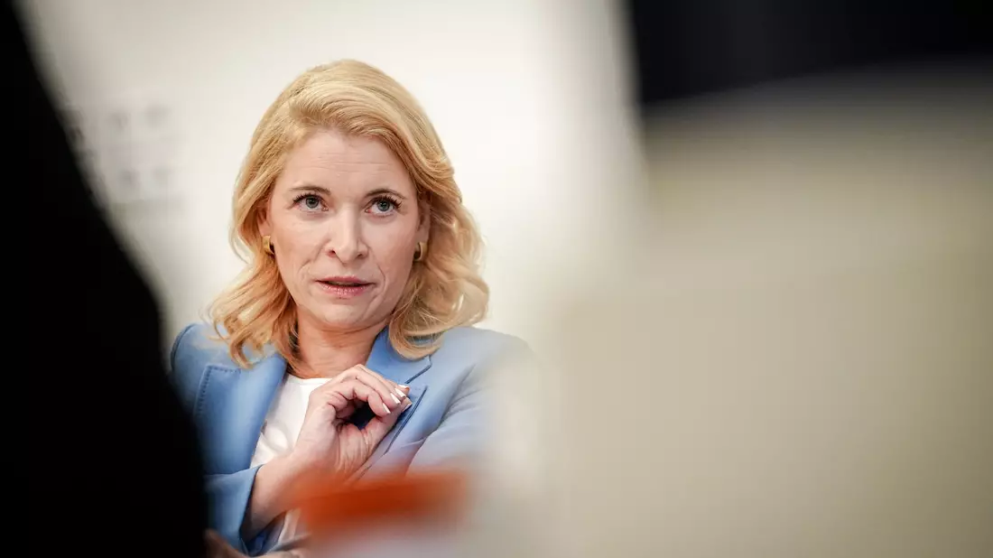 Bahn-Chefin Evelyn Palla erklärte, dass die Lage mit einem Notfallsystem stabilisiert worden sei. (Archivbild) - Bild: Kay Nietfeld/dpa