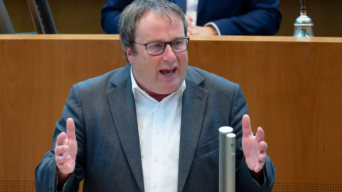 Minister Oliver Krischer übt deutliche Kritik an der Deutschen Bahn: «Das macht mich fassungslos.» (Archivbild).  - Bild: Henning Kaiser/dpa