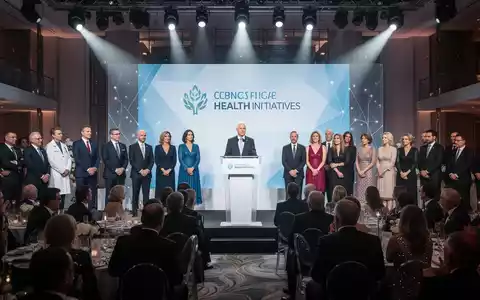 Eine festliche Gala-Veranstaltung mit prominenten Gästen und Politikern, die auf einer Bühne über Gesundheitsinitiativen sprechen. - Foto: über boerse-global.de