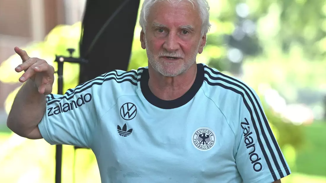 «Noch ein paar Prozente drauflegen», fordert Rudi Völler.   - Bild: Federico Gambarini/dpa