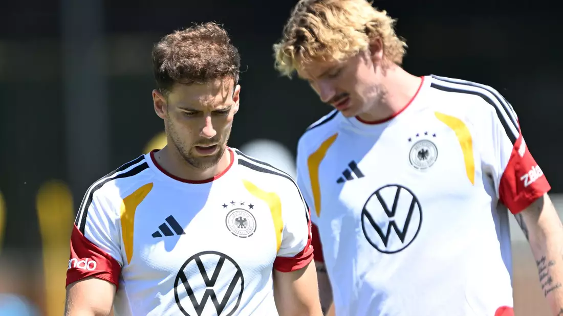 Ihr Turnier ist es noch nicht: Null-Minuten-Stürmer Nick Woltemade (r) und 25-Minuten-Mann Leon Goretzka hoffen auf Einsatzzeiten gegen Ecuador.  - Bild: Federico Gambarini/dpa