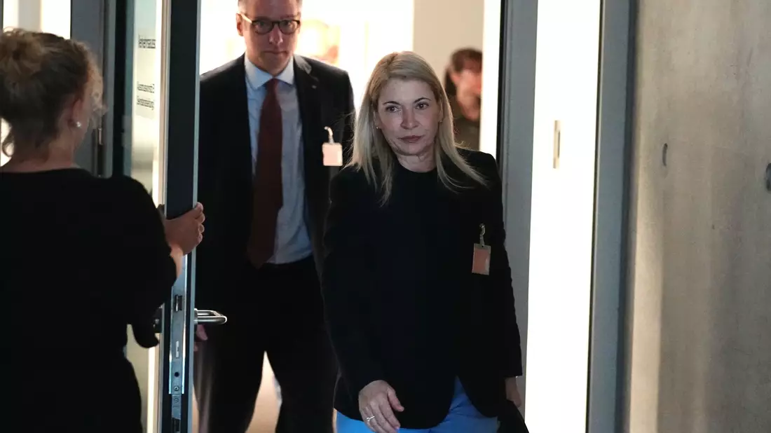 Bahnchefin Evelyn Palla hatte zunächst keinen neuen Termin genannt und eine umfassende Überprüfung des Projektes angekündigt.  - Bild: Kay Nietfeld/dpa