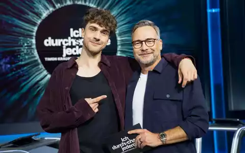 Timon Krause Matthias Opdenhövel Ich durchschaue jeden! - Timon Krauses Mentalisten Show - Foto: Joyn/Joshua Schneider, presseportal.de