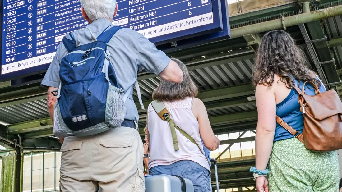 Einige Züge sind am Morgen verspätet. - Bild: Jason Tschepljakow/dpa