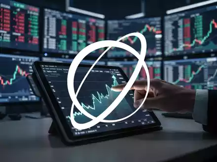 Eine Hand zeigt auf einen steigenden Finanzchart auf einem Tablet, mit verschwommenen digitalen Anzeigen im Hintergrund. - Foto: über boerse-global.de