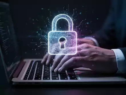 Nahaufnahme einer Hand, die auf einer Laptoptastatur tippt, mit einem leuchtenden, digitalen Schloss-Symbol auf dem Bildschirm. - Foto: über boerse-global.de