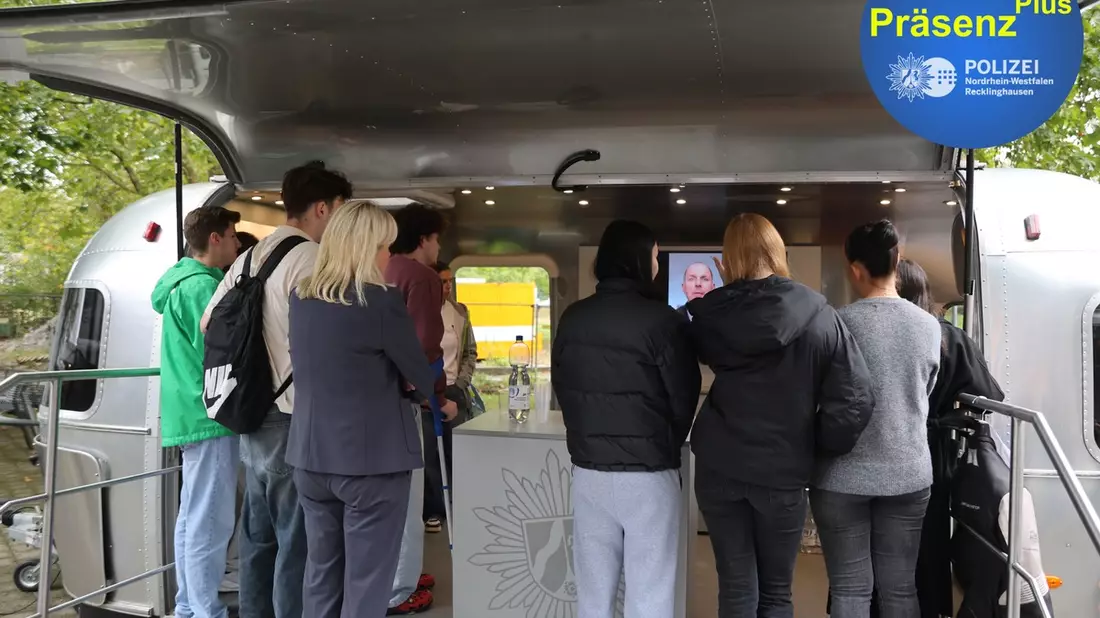 POL-RE: Kreis Recklinghausen/ Bottrop: PräsenzPlus - AnsprechBAR an Schulen - Polizei tourt mit Airstream wieder durch alle elf Städte - Bild: presseportal.de